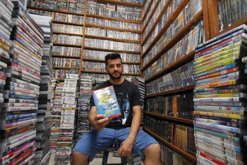 Jhonattan Queiroz &eacute; propriet&aacute;rio da Cinne V&iacute;cio, uma das poucas videolocadoras que restam em Porto Alegre Foto: CLAITON DORNELLES/JC