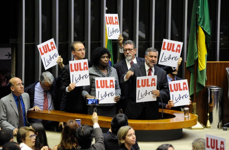 Deputados como Paulo Pimenta (ao microfone) solicitaram a alteração do nome parlamentar
