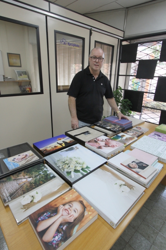 Silvio Luiz Aires da Silva adaptou a sua loja para o mundo digital Foto: MARCO QUINTANA/JC