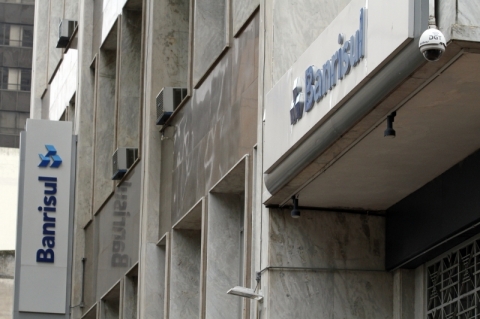 Justiça manda Banrisul conceder empréstimo do 13º a servidores com restrição de crédito