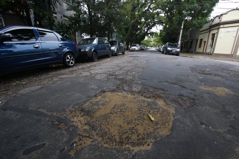 {'nm_midia_inter_thumb1':'https://www.jornaldocomercio.com/_midias/jpg/2018/04/13/206x137/1_fv130418buracos016-1788700.jpg', 'id_midia_tipo':'2', 'id_tetag_galer':'', 'id_midia':'5ad0c76420260', 'cd_midia':1788700, 'ds_midia_link': 'https://www.jornaldocomercio.com/_midias/jpg/2018/04/13/fv130418buracos016-1788700.jpg', 'ds_midia': 'Foto de rua Olvao Bilac, trecho entre a avenida Santana e rua Inacio Montanha. Buracos foram tapados pela prefeitura', 'ds_midia_credi': 'FREDY VIEIRA/JC', 'ds_midia_titlo': 'Foto de rua Olvao Bilac, trecho entre a avenida Santana e rua Inacio Montanha. Buracos foram tapados pela prefeitura', 'cd_tetag': '1', 'cd_midia_w': '800', 'cd_midia_h': '533', 'align': 'Left'}