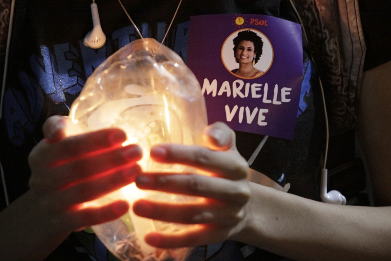 Carregando velas e faixas, integrantes de movimentos sociais homenagearam Marielle e Anderson
