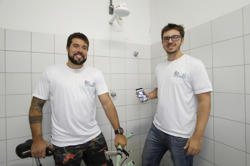 GE
Entrevista com Mateus Wainstein (de óculos) e Marcelo Barbosa, empreendedores do GoShower, app que conecta pessoas dispostas a compartilhar chuveiros para ciclistas pela cidade.  Foto: MARCELO G. RIBEIRO/JC