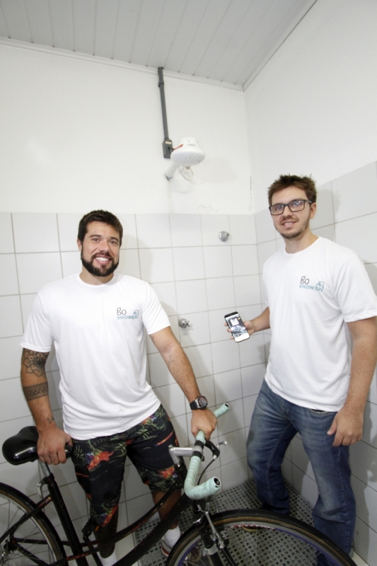 GE
Entrevista com Mateus Wainstein (de óculos) e Marcelo Barbosa, empreendedores do GoShower, app que conecta pessoas dispostas a compartilhar chuveiros para ciclistas pela cidade.  Foto: MARCELO G. RIBEIRO/JC