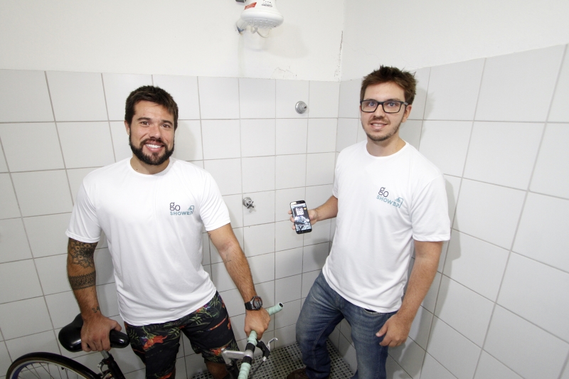 Marcelo e Mateus dizem que o anfitrião estipula o preço por 10 a 15 minutos de banho Foto: MARCELO G. RIBEIRO/JC