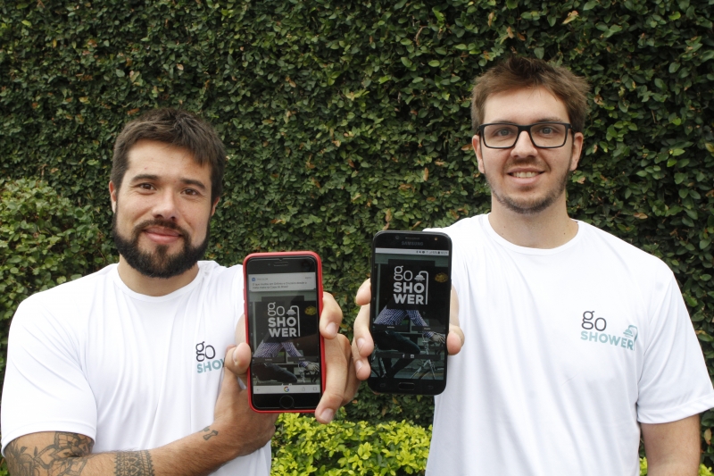 GE
Entrevista com Mateus Wainstein (de óculos) e Marcelo Barbosa, empreendedores do GoShower, app que conecta pessoas dispostas a compartilhar chuveiros para ciclistas pela cidade.  Foto: fotos MARCELO G. RIBEIRO/JC
