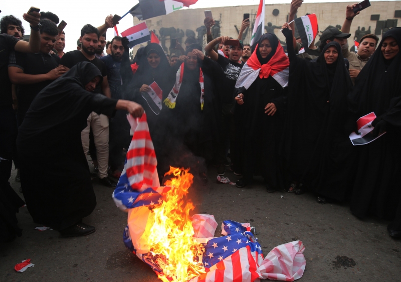 Em protesto, manifestantes queimaram a bandeira norte-americana