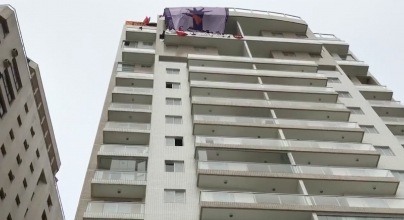 Manifestantes colocaram a bandeira do movimento e faixas na fachada do prédio
