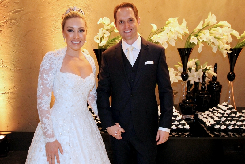 Os noivos Fernanda Nichelle e Carlos Eduardo Tagliari