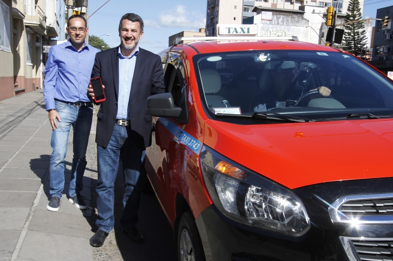 Dimitrios (esquerda) e Lu&iacute;s Henrique criaram um app para compartilhar t&aacute;xis Foto: LUIZA PRADO/JC