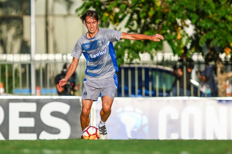 Geromel participa de treino no Centro de Treinamentos da Conmebol, em Luque, no Paraguai