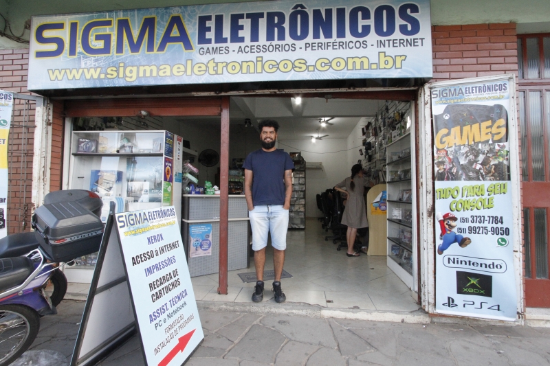 Mesmo com redução da clientela, Thiago consegue pagar as contas  Foto: LUIZA PRADO/JC