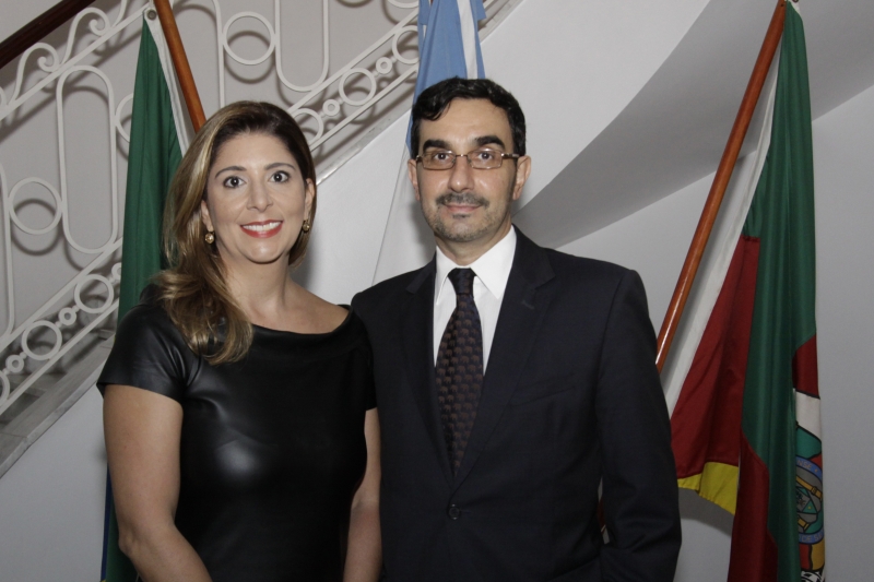 Julia Campos e Jorge Perren, cônsul-geral da Argentina, recepcionaram os convidados