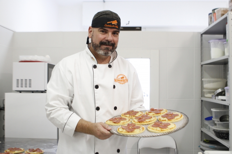 Após uma vida toda trabalhando em agência, Fernando  se dedica a alimentos sem glúten e lactose Foto: fotos LUIZA PRADO/JC