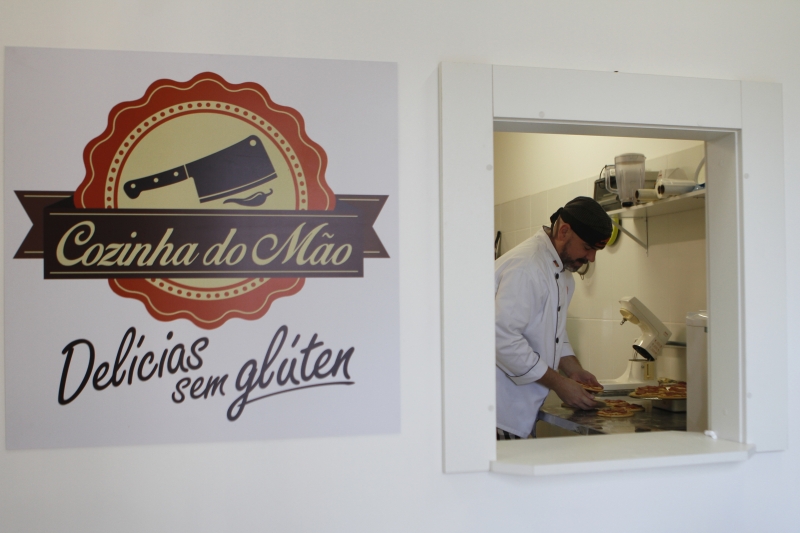 Entrevista com Fernando M&atilde;o, empreendedor que criou a empresa Cozinha do M&atilde;o para produzir alimentos para pessoas cel&iacute;acas. Foto: LUIZA PRADO/JC