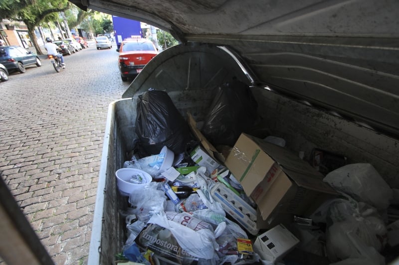 Descartar recicláveis junto com lixo orgânico é infração grave na Capital