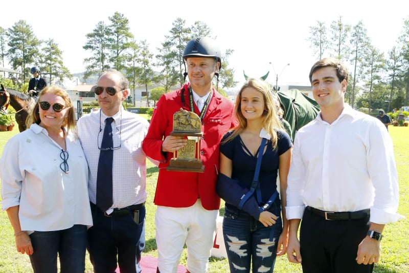 Antônio (c) venceu o prêmio, que seria disputado pela filha Laura