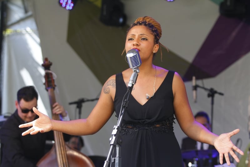 Camila Toledo faz tributo a Billie Holiday