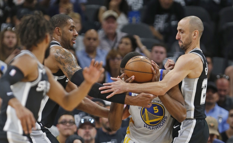 Manu Ginobili e LaMarcus Aldridge disputam a posse com Kevon Looney