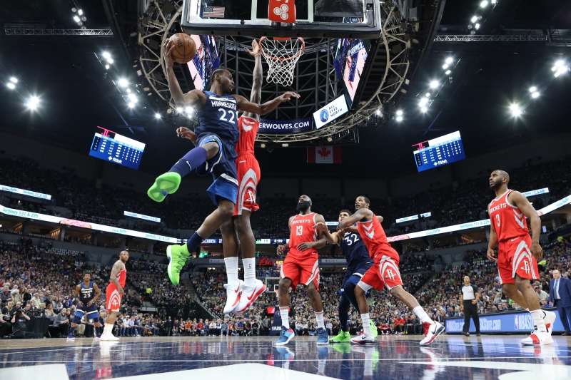Andrew Wiggins tenta o passe rumo a cesta do Houston Rockets