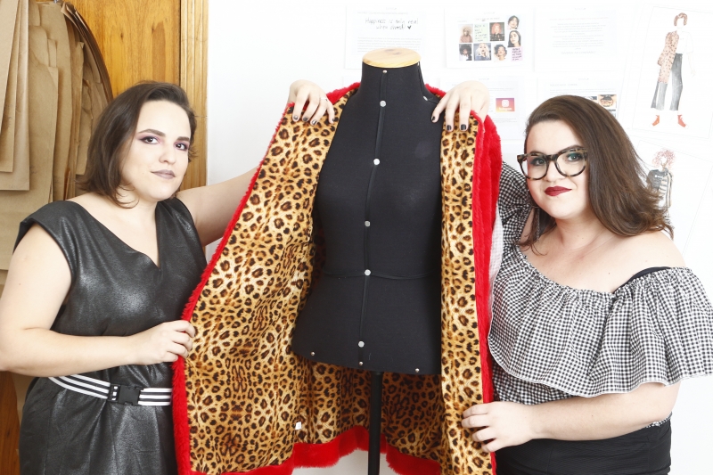 As irmãs Priscila e Thais Gomes deram fim à nomenclatura dos tamanhos nas peças de roupas  