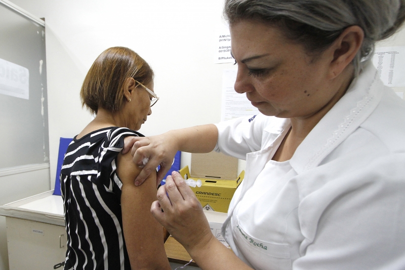 Crianças menores de dez anos e adultos a partir dos 50 anos receberão a vacina de graça