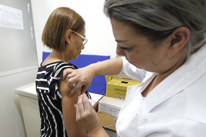 Mais de 180 mil idosos foram imunizados na Capital, superando a meta para o grupo