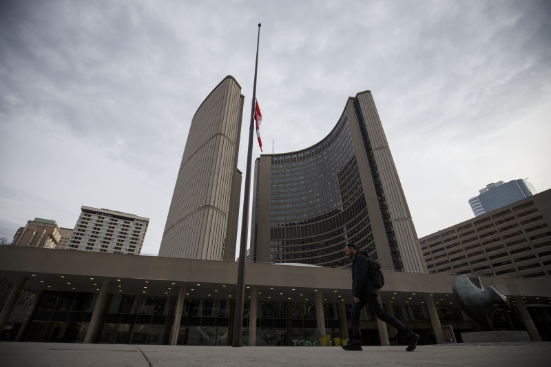 A bandeira canadense foi estendida ontem (23) na frente da prefeitura de Toronto em alusão às vítimas