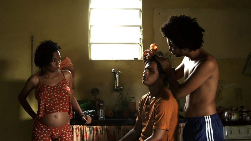 Trio forma família em A cidade do futuro