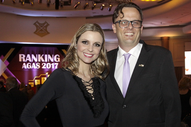 {'nm_midia_inter_thumb1':'https://www.jornaldocomercio.com/_midias/jpg/2018/04/24/206x137/1_mc240418_carrinho_agas__15_-1798556.jpg', 'id_midia_tipo':'2', 'id_tetag_galer':'', 'id_midia':'5adfd483487f3', 'cd_midia':1798556, 'ds_midia_link': 'https://www.jornaldocomercio.com/_midias/jpg/2018/04/24/mc240418_carrinho_agas__15_-1798556.jpg', 'ds_midia': 'Priscila e Ezequiel Stein, ele um dos vice-presidentes da entidade', 'ds_midia_credi': 'MARIANA CARLESSO/JC', 'ds_midia_titlo': 'Priscila e Ezequiel Stein, ele um dos vice-presidentes da entidade', 'cd_tetag': '1', 'cd_midia_w': '800', 'cd_midia_h': '533', 'align': 'Left'}