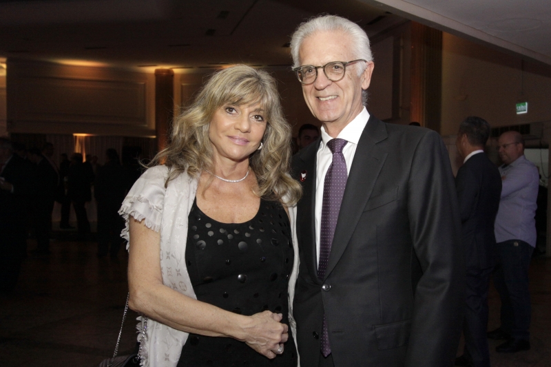 {'nm_midia_inter_thumb1':'https://www.jornaldocomercio.com/_midias/jpg/2018/04/24/206x137/1_mc240418_carrinho_agas__4_-1798553.jpg', 'id_midia_tipo':'2', 'id_tetag_galer':'', 'id_midia':'5adfd483487f3', 'cd_midia':1798553, 'ds_midia_link': 'https://www.jornaldocomercio.com/_midias/jpg/2018/04/24/mc240418_carrinho_agas__4_-1798553.jpg', 'ds_midia': 'Rosângela e Cláudio Zaffari no Grêmio Náutico União', 'ds_midia_credi': 'MARIANA CARLESSO/JC', 'ds_midia_titlo': 'Rosângela e Cláudio Zaffari no Grêmio Náutico União', 'cd_tetag': '1', 'cd_midia_w': '800', 'cd_midia_h': '533', 'align': 'Left'}