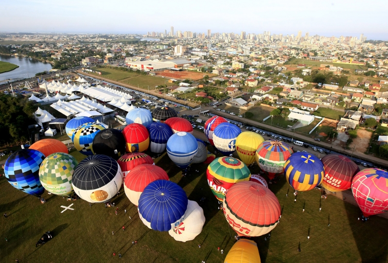 A edição deste ano conta com um recorde de balões que irão competir as provas e colorir o céu do litoral