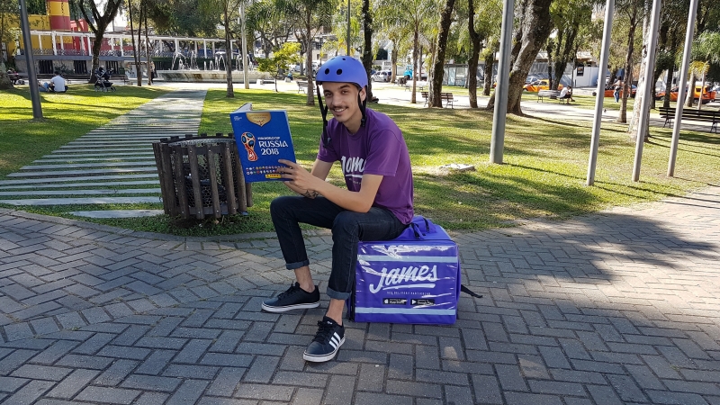 Adesivos dos jogadores estão em falta em alguns locais Foto: James Delivery/Divulgação/JC