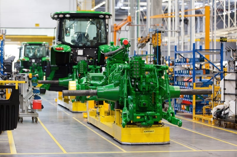 Instalada em Montenegro, fábrica da John Deere é dedicada à produção de tratores