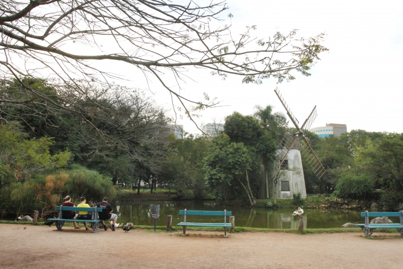 {'nm_midia_inter_thumb1':'https://www.jornaldocomercio.com/_midias/jpg/2018/04/25/206x137/1_cd250418_parcao__33_-1799745.jpg', 'id_midia_tipo':'2', 'id_tetag_galer':'', 'id_midia':'5ae0f7a3d2a0b', 'cd_midia':1799745, 'ds_midia_link': 'https://www.jornaldocomercio.com/_midias/jpg/2018/04/25/cd250418_parcao__33_-1799745.jpg', 'ds_midia': 'Pesquisa aponta que maioria da população não vai a parques. O parque Moinhos de Vento, Parcão, foi adotado por empresas privadas.', 'ds_midia_credi': 'CLAITON DORNELLES /JC', 'ds_midia_titlo': 'Pesquisa aponta que maioria da população não vai a parques. O parque Moinhos de Vento, Parcão, foi adotado por empresas privadas.', 'cd_tetag': '1', 'cd_midia_w': '800', 'cd_midia_h': '533', 'align': 'Left'}