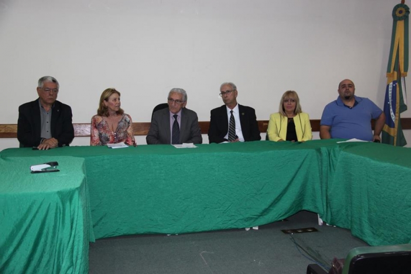 Ato de posse contou com a presença do presidente do CFMV, Francisco Almeida (c)