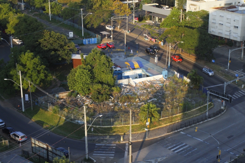 Terreno ocupado por revenda de carros e borracharia está situado em área onde seria construída trincheira