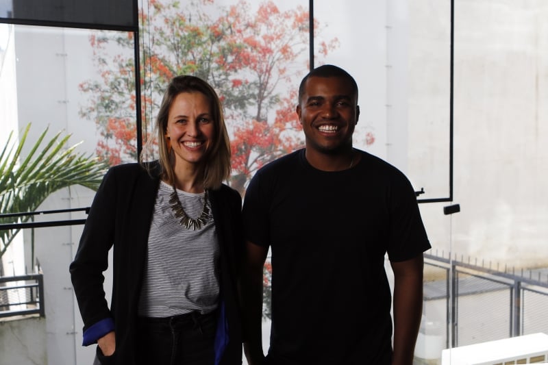 Os s&oacute;cios Roberta Gewehr e Anderson Coelho fazem a sele&ccedil;&atilde;o dos  ap&ecirc;s Foto: FREDY VIEIRA/JC