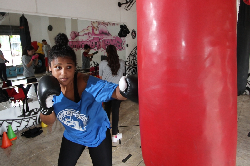 
Entrevista com Carla Silva, instrutora de boxe feminino.  Foto: MARCO QUINTANA/JC