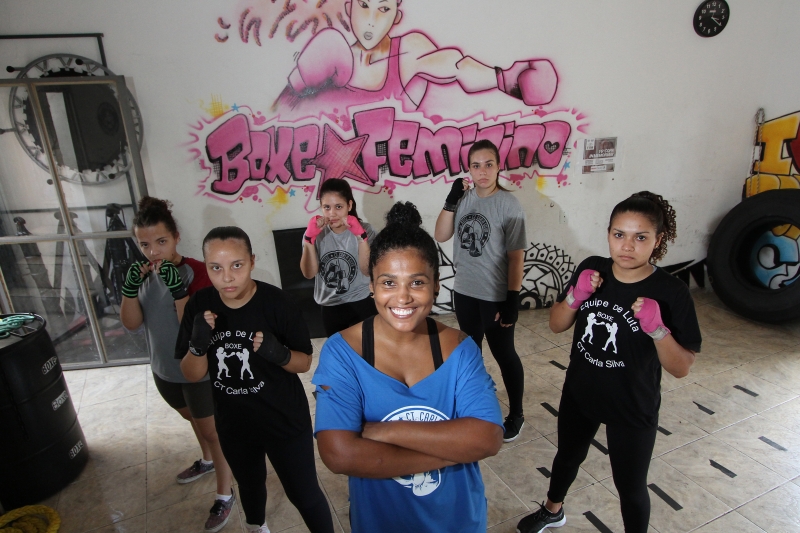 Carla Silva (centro) inclui as mulheres na prática do boxe  Foto: MARCO QUINTANA/JC