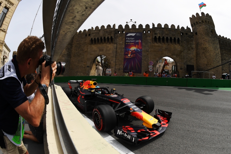 Ricciardo guia o bólido da Red Bull Racing no circuito estreito de Baku