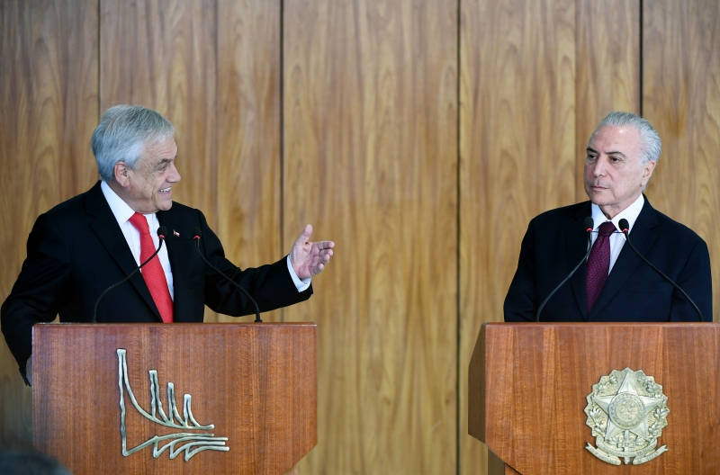 Sebastian Piñera e Michel Temer durante seus discursos no Palácio do Planalto, em Brasília