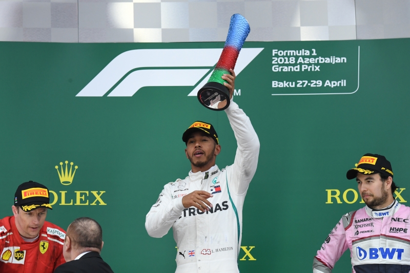 Além do triunfo na prova, Hamilton (c) comemorou a subida à primeira colocação do Mundial de Pilotos