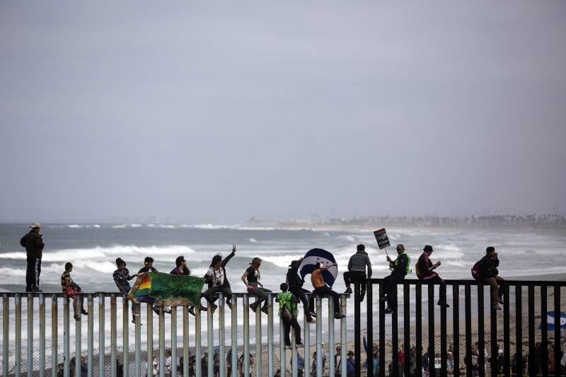 Migrantes, muitos viajando com crianças, deixaram abrigo no centro de Tijuana onde estavam alojados