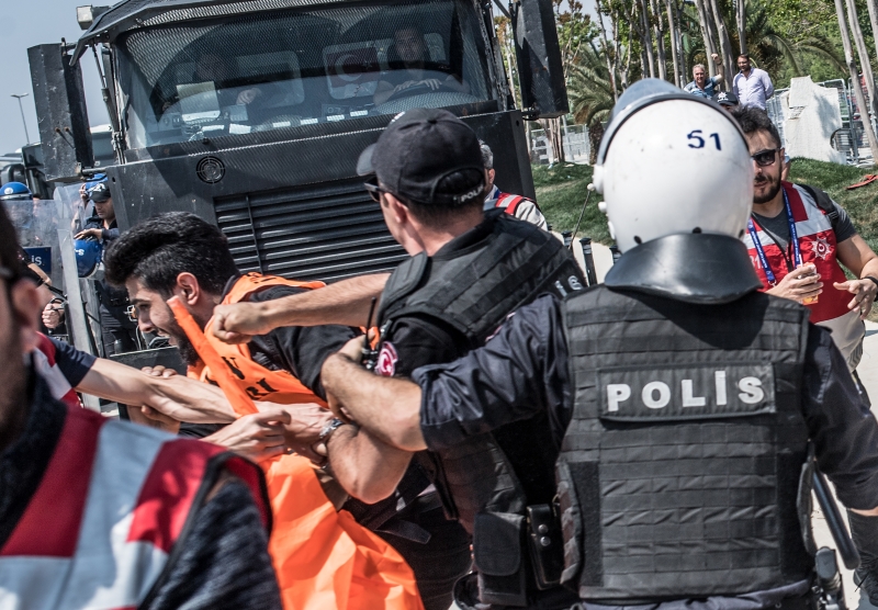 Confrontos ocorreram quando manifestantes tentaram entrar em praça em Istambul
