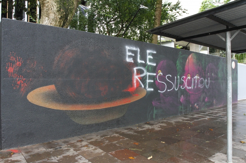 Cabeça de Jesus Cristo foi apagada da pintura de Rafael Augustaitz no muro do Instituto Goethe