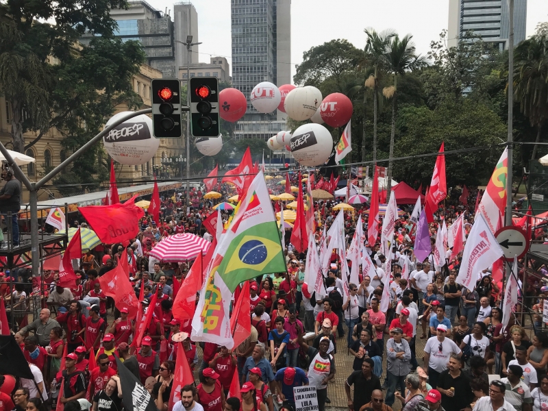 Principal palavra de ordem na praça da República, na capital paulista, foi "Lula Livre"