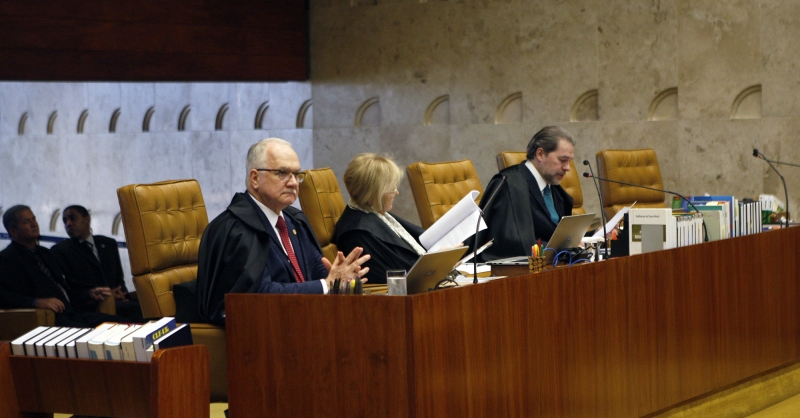 Pedidos de vista de Toffoli (d) e Moraes adiaram julgamento de 2017