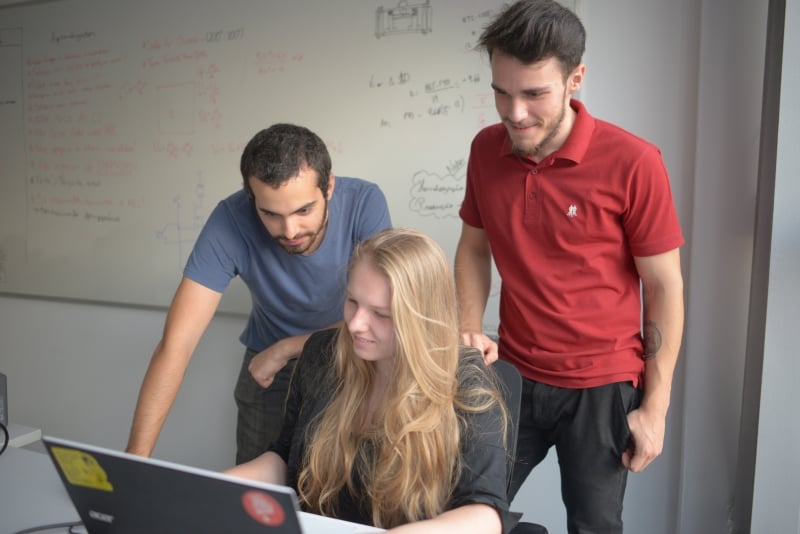 Fabiane diz que a Raks Tecnologia auxilia o trabalho no campo