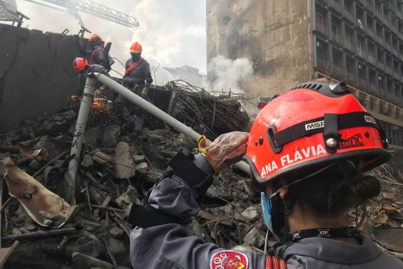 Bombeiros trabalham na busca pelos desaparecidos e retirada dos destroços do prédio